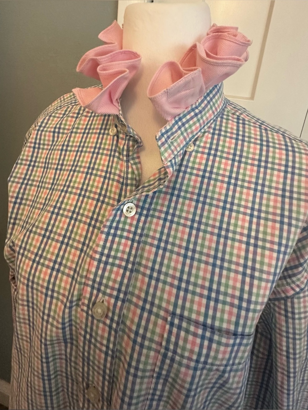Women - Upcycled (reworked) men’s shirt with ruffled collar - Picture 2 of 7